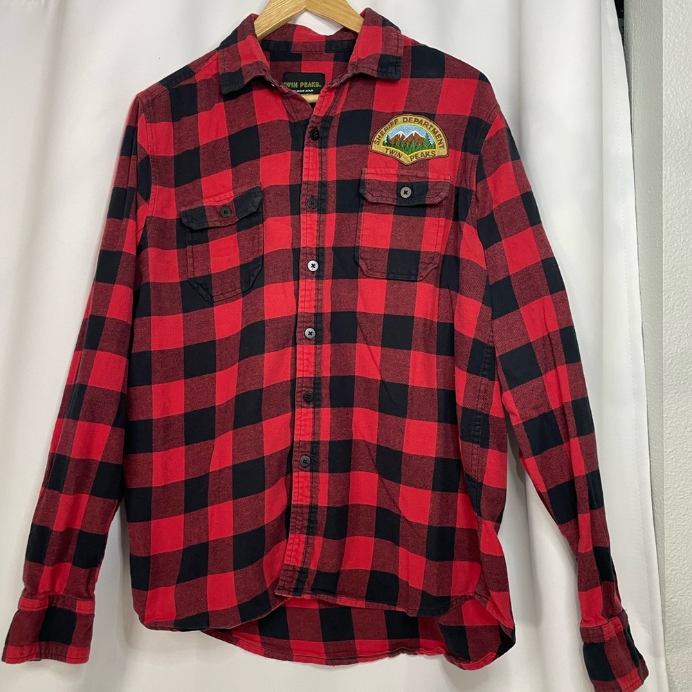 2017 Twin Peaks Sheriff Dept Red & Black Plaid Button-Up Shirt sz S